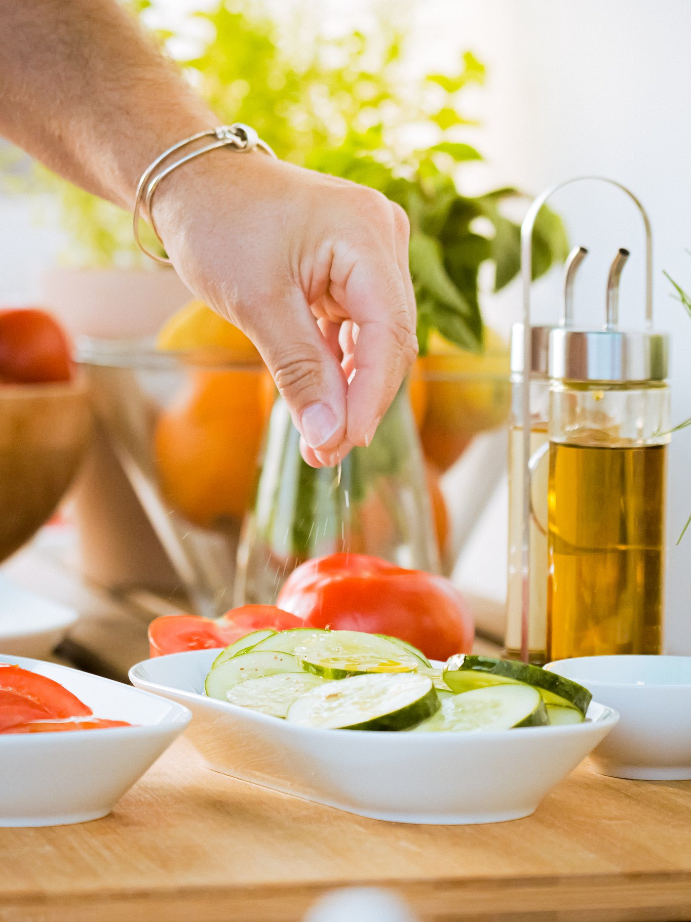 Une main est tendue pour attraper des légumes, dans une assiette IKEA 365+.