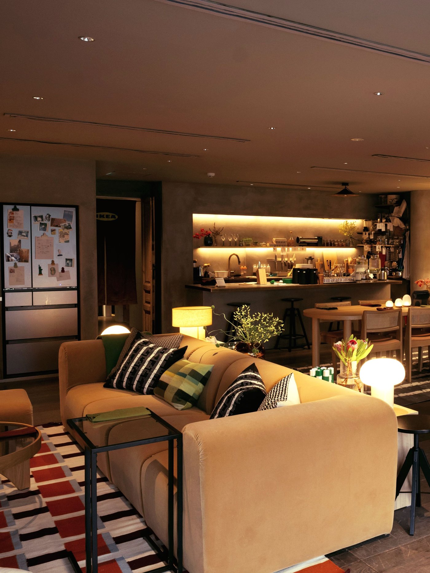 ソファやクッション、間接照明でくつろいだ雰囲気に整えたリビングルーム
