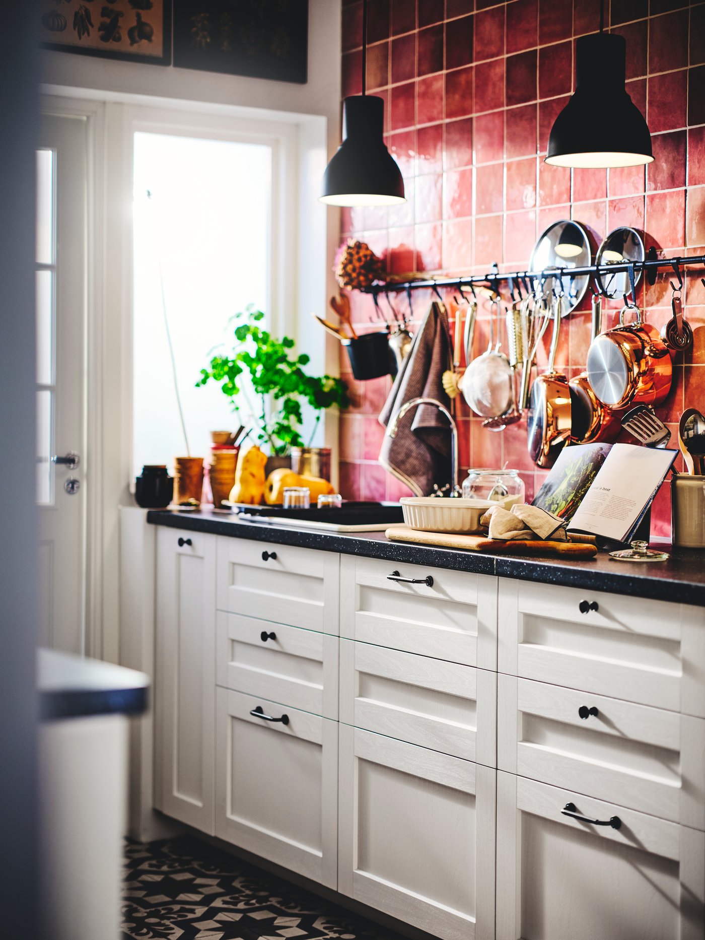 Lonec FINMAT iz bakra/nerjavečega jekla s pokrovom.