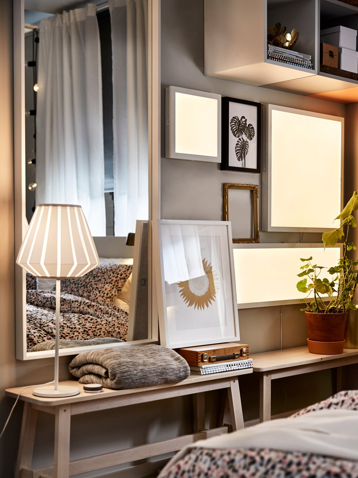 Panneau lumineux LED FLOALT à spectre blanc et intensité variable avec commande sans fil dans la chambre à coucher