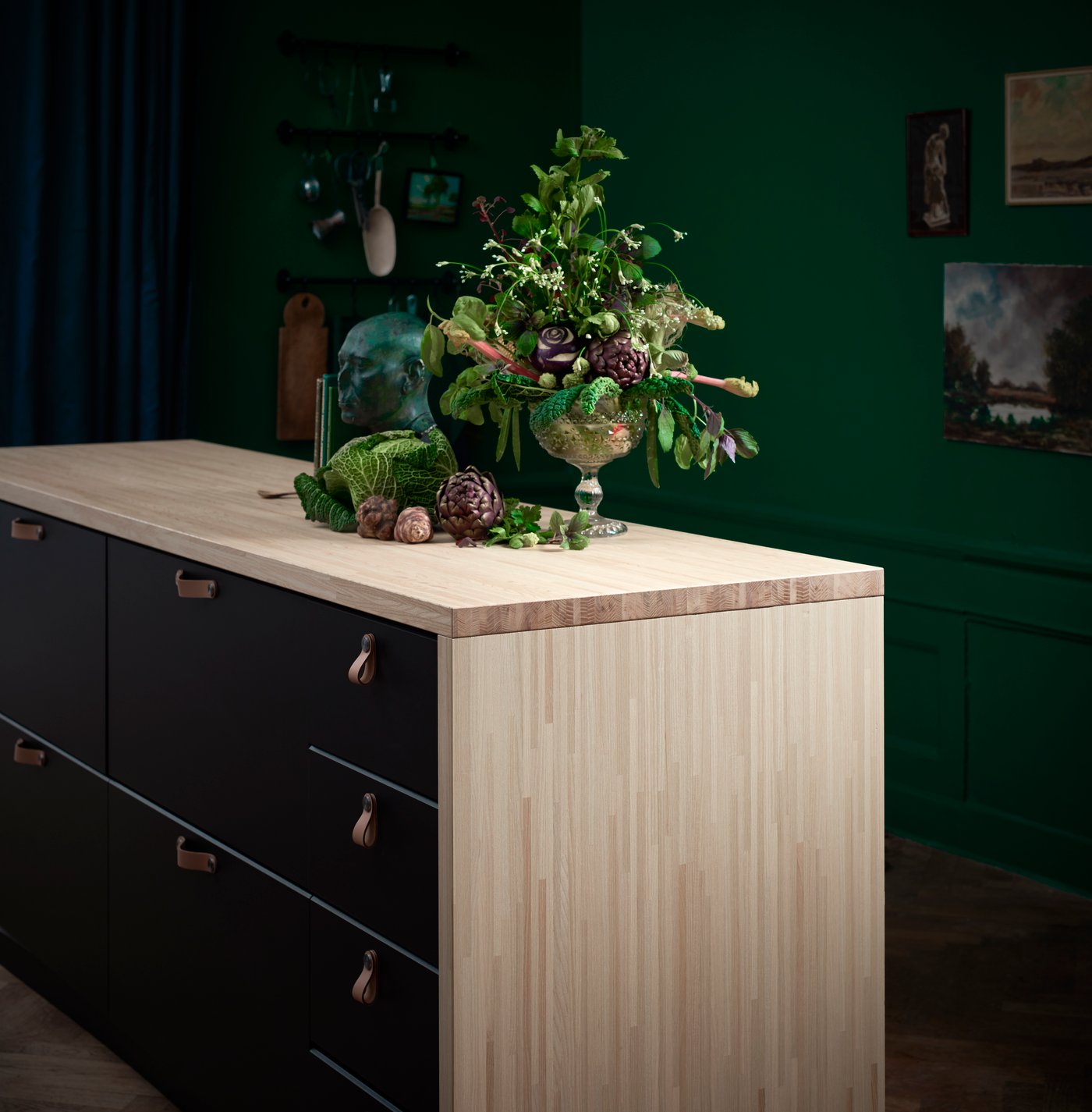 IKEA PINNARP bänkskiva i ask med bänkskivan som fortsätter lodrätt längs kanten.