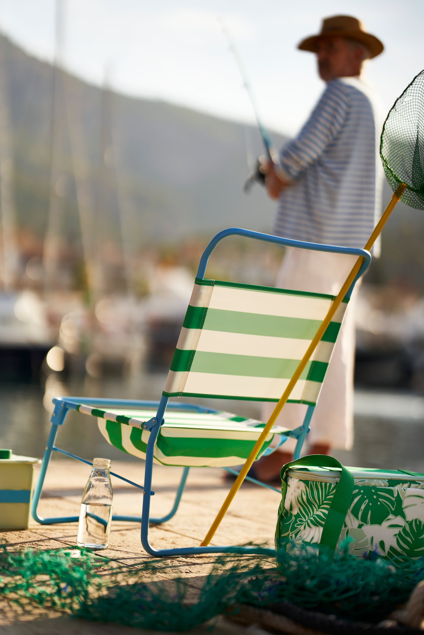 A white green/blue STRANDÖN beach chair