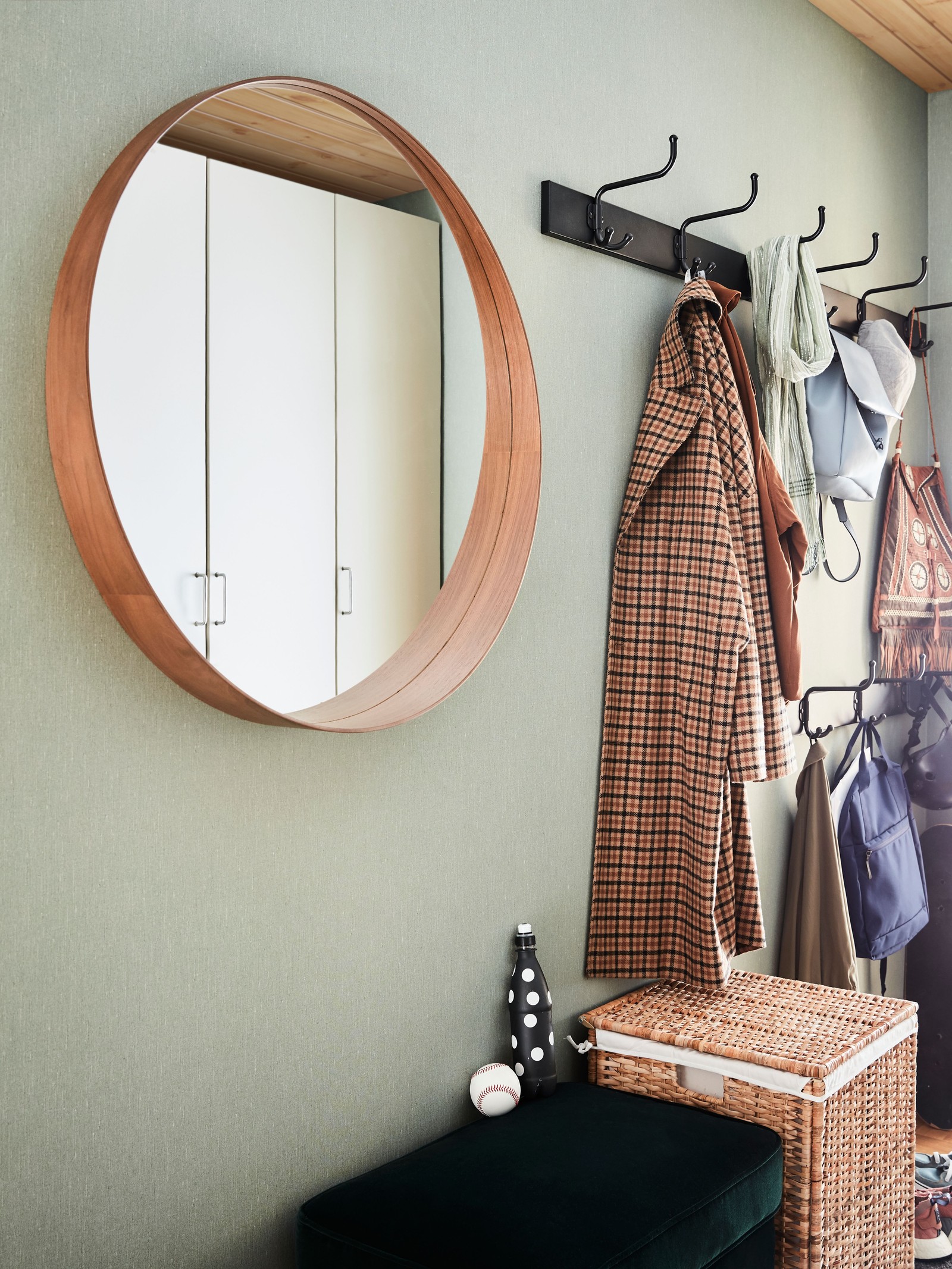 A black PINNIG rack with 3 hooks