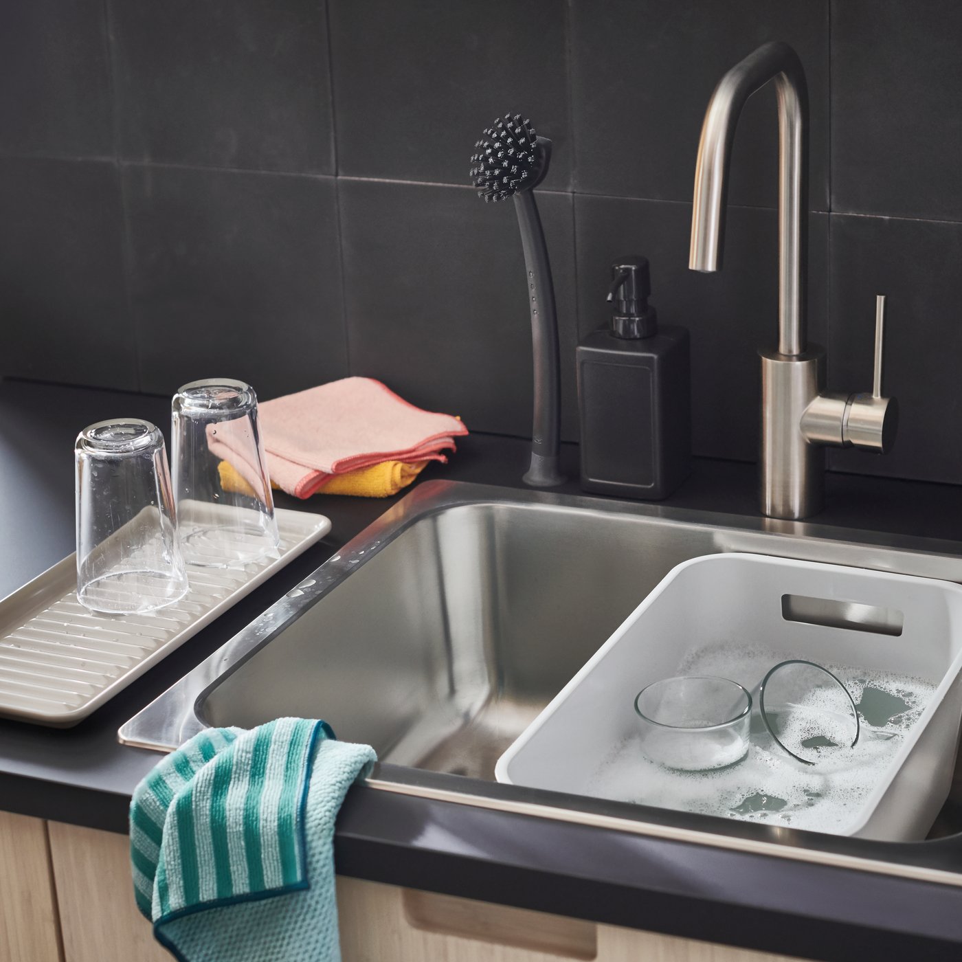 Серый дозатор для мыла RINNIG на кухне