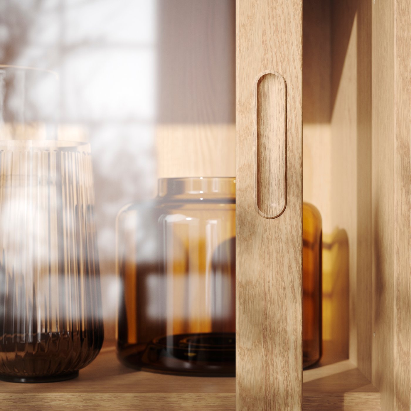 Dettaglio di un mobile TONSTAD in impiallacciatura di rovere con anta scorrevole in vetro, che lascia intravedere vasi decorativi in vetro color ambra all’interno.