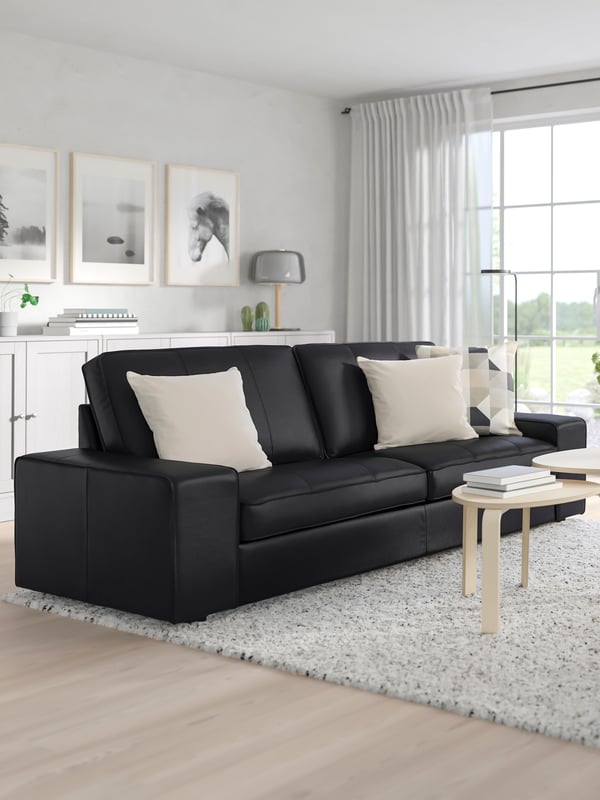 Ein schwarzes KIVIK-3-Sitzer-Sofa von Grann/Bomstad im Wohnzimmer