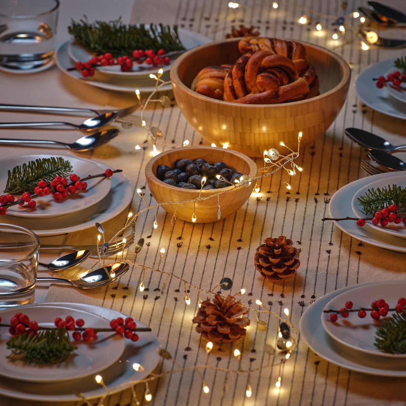 A battery-operated dots/silver-colour STRÅLA LED lighting chain with 80 lights
