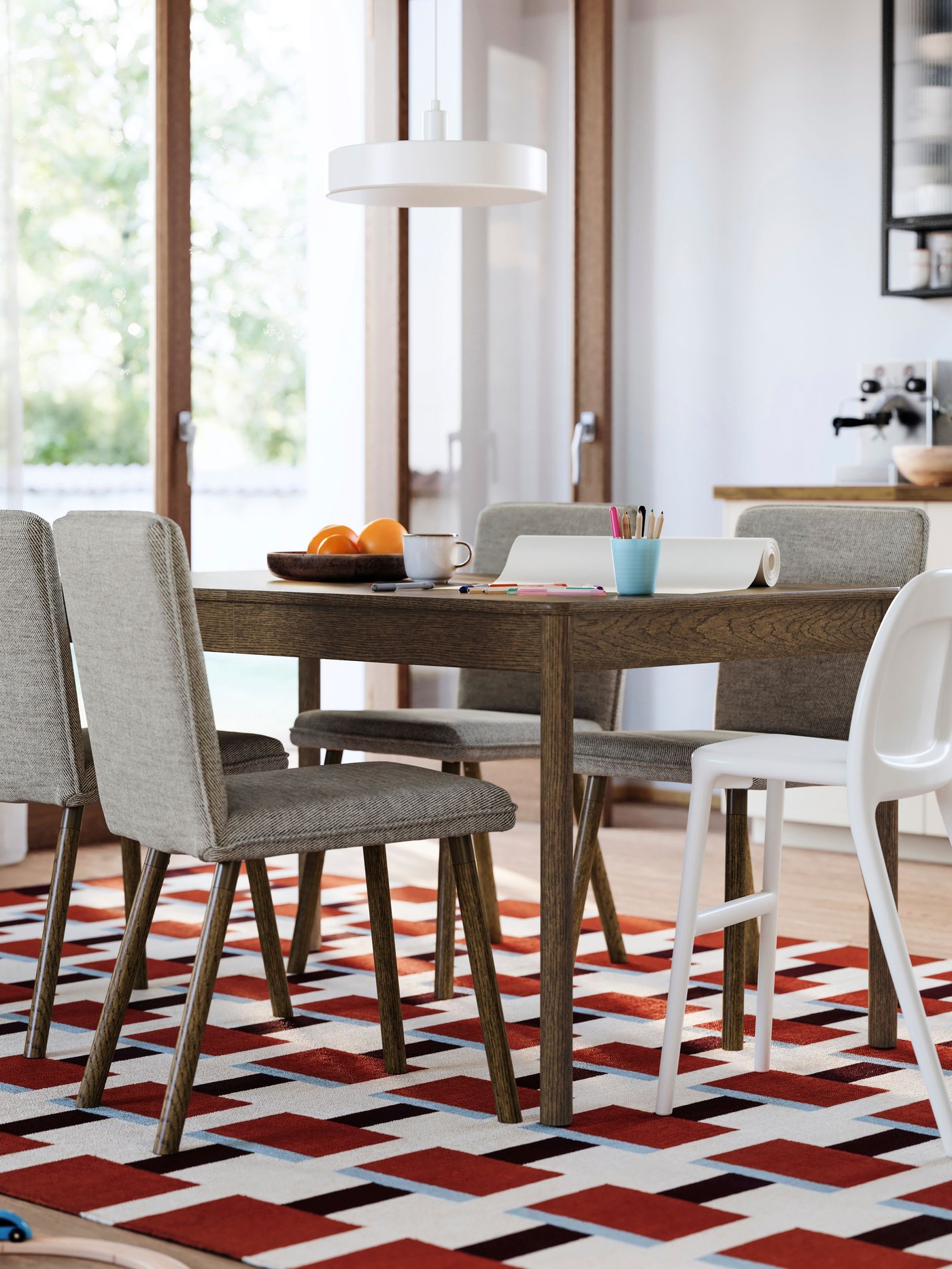 Et uttrekkbart TONSTAD-bord i brunbeiset eikefiner.