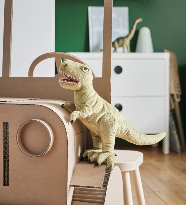 Un joguet de peluix de dinosaure/Tyrannosaurus Rex JÄTTELIK a l'habitació infantil.