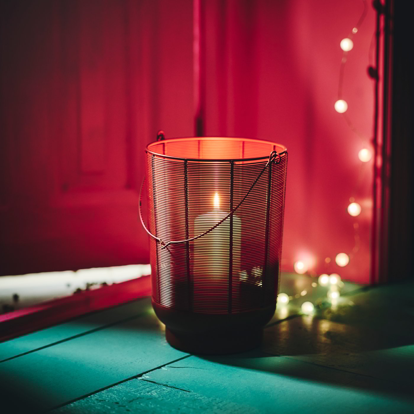 فانوس أحمر محاط بأضواء خيالية متوهجة، يضيف لمسة احتفالية لديكور المنزل من ايكيا عُمان
