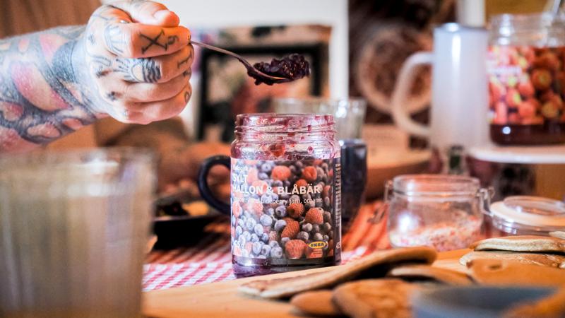  Tavola con pane croccante di segale KNÄCKEBRÖD RÅG con sopra svariati ingredienti. 