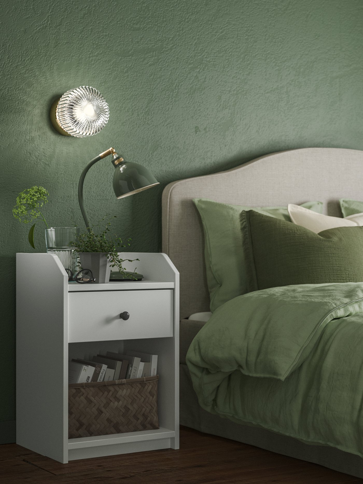 HAUGA sengebord foran en grøn væg.