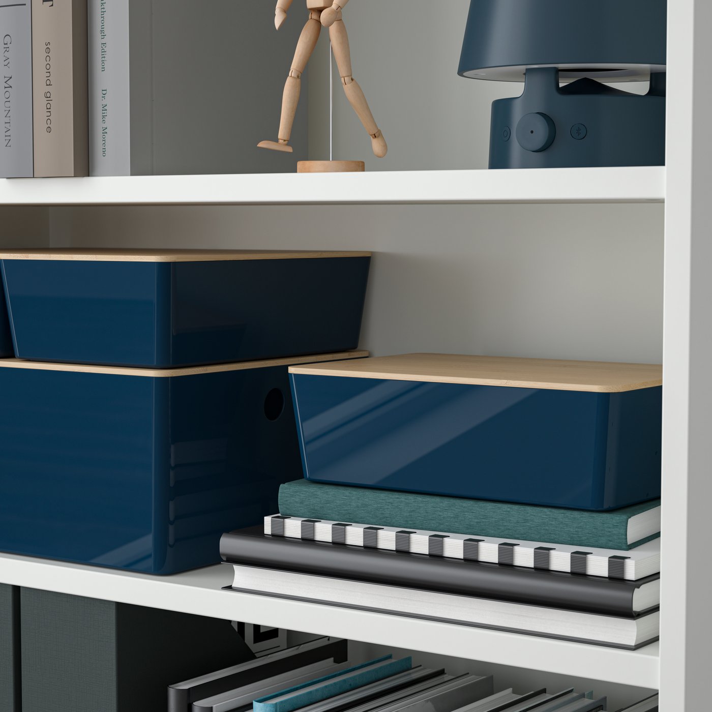 A black-blue/bamboo KUGGIS box with lid