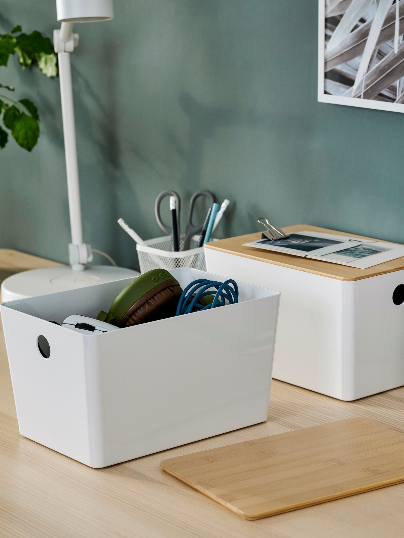 A white/bamboo KUGGIS box with lid