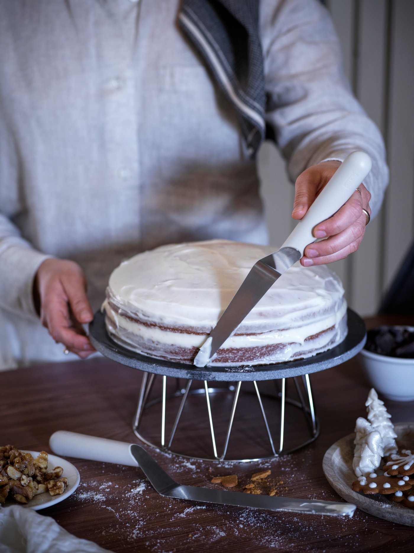 A BAKGLAD cake stand