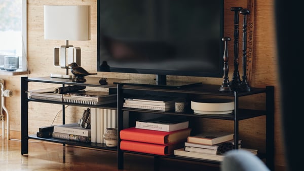 A nickel-plated/white UPPVIND table lamp in the living room