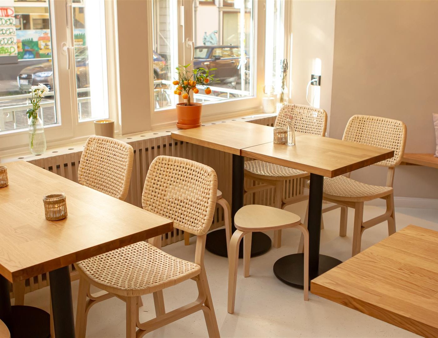 Un jarrón KONSTFULL verde-marrón