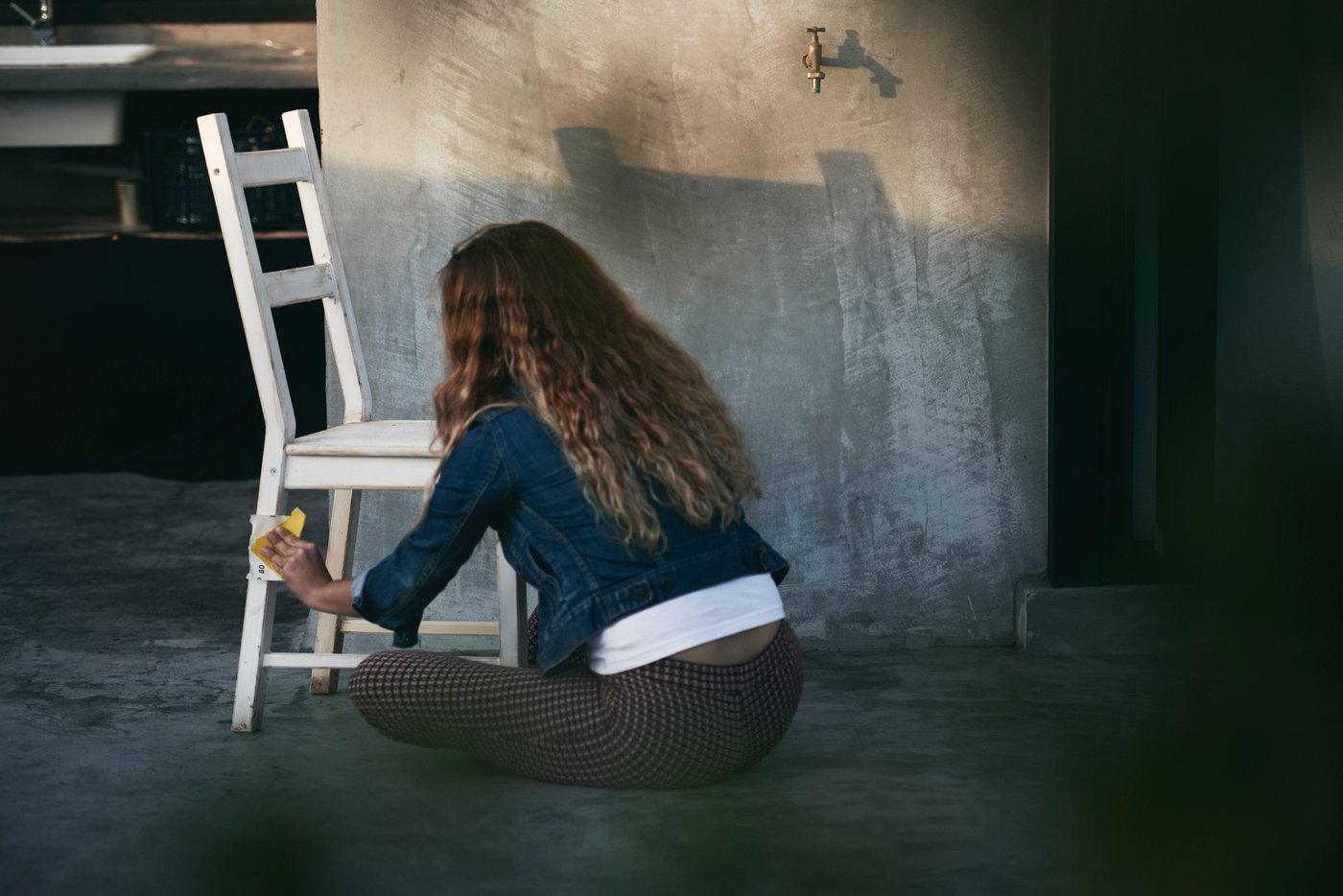 Personne en train de poncer une chaise