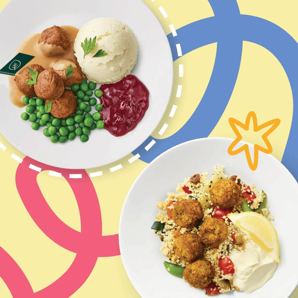 Dwa talerze, na których znajdują się dwa dania. Jedno z klopsikami i puree oraz drugie z falafelami i kaszą. 