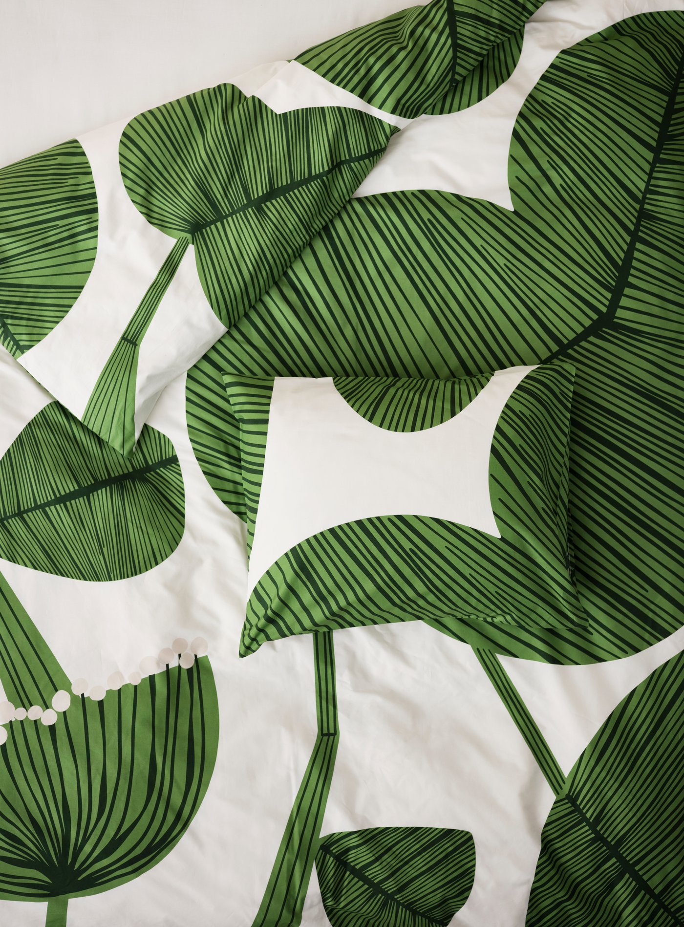 A white/green KUNGSCISSUS duvet cover and pillowcase