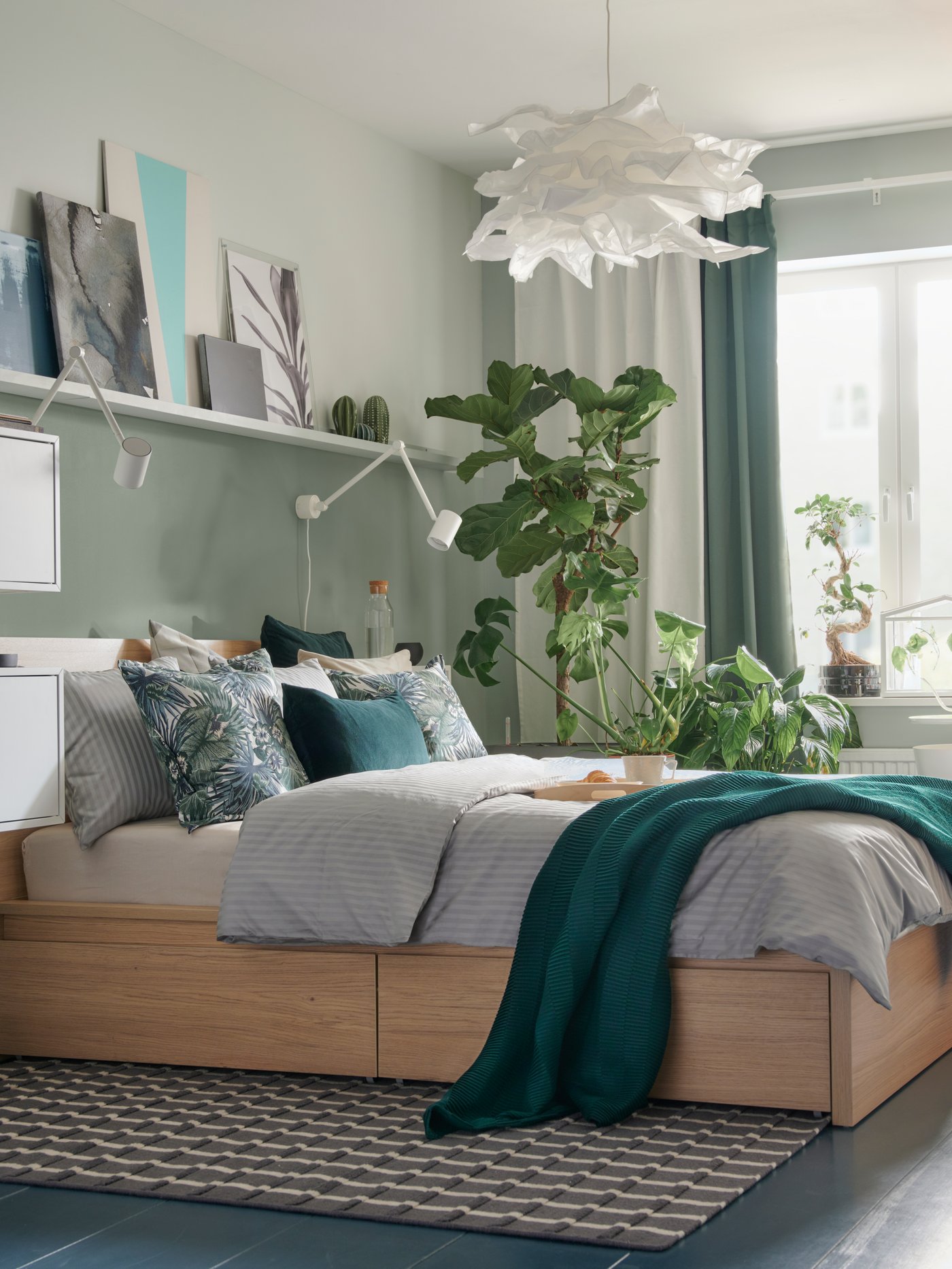 A light grey NATTJASMIN quilt cover and 2 pillowcases in the bedroom