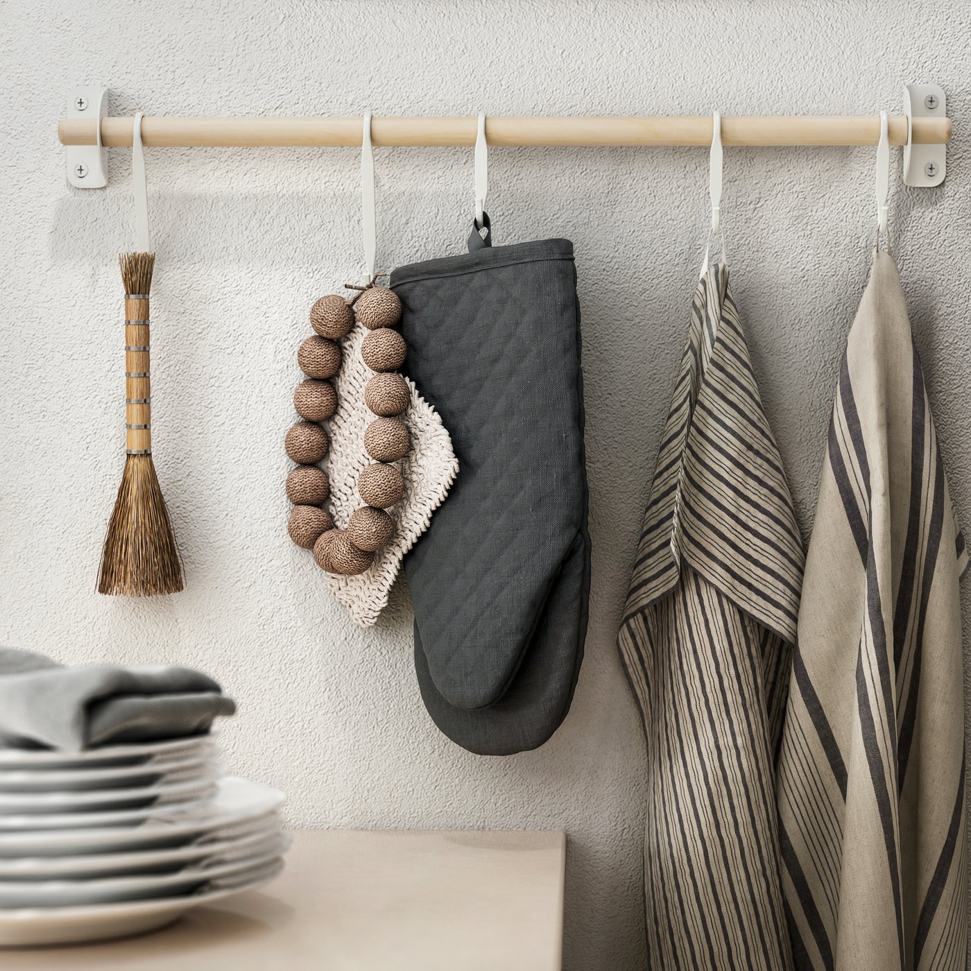 A grey RINNIG oven glove