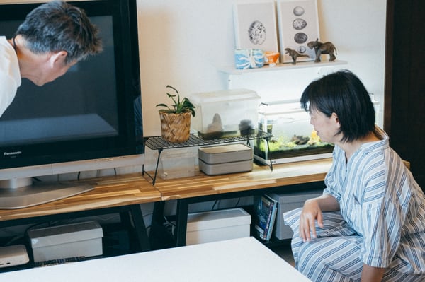 テレビ台の収納を見ている相談者夫婦。