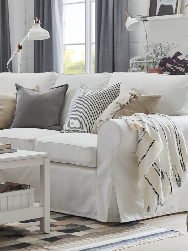 A handmade/grey/beige TÅRBÄK rug, flatwoven in the living room