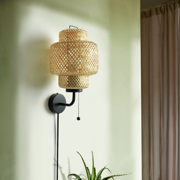 A bamboo/handmade SINNERLIG wall lamp