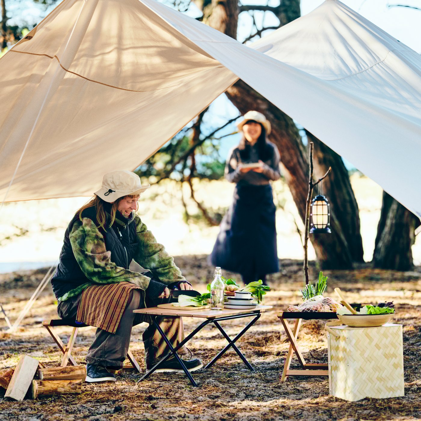 A black SOLUPPGÅNG waist apron outside