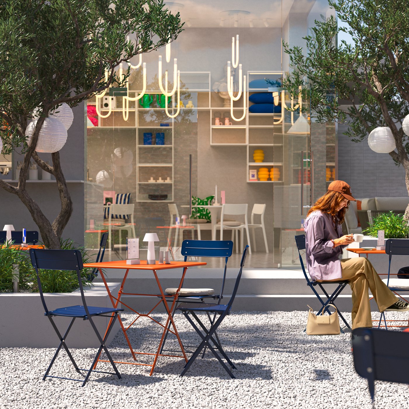 Una cafetería con un espacio interior y otro exterior soleado con árboles, diferentes lámparas y clientes sentados en los conjuntos SUNDSÖ para bistro.