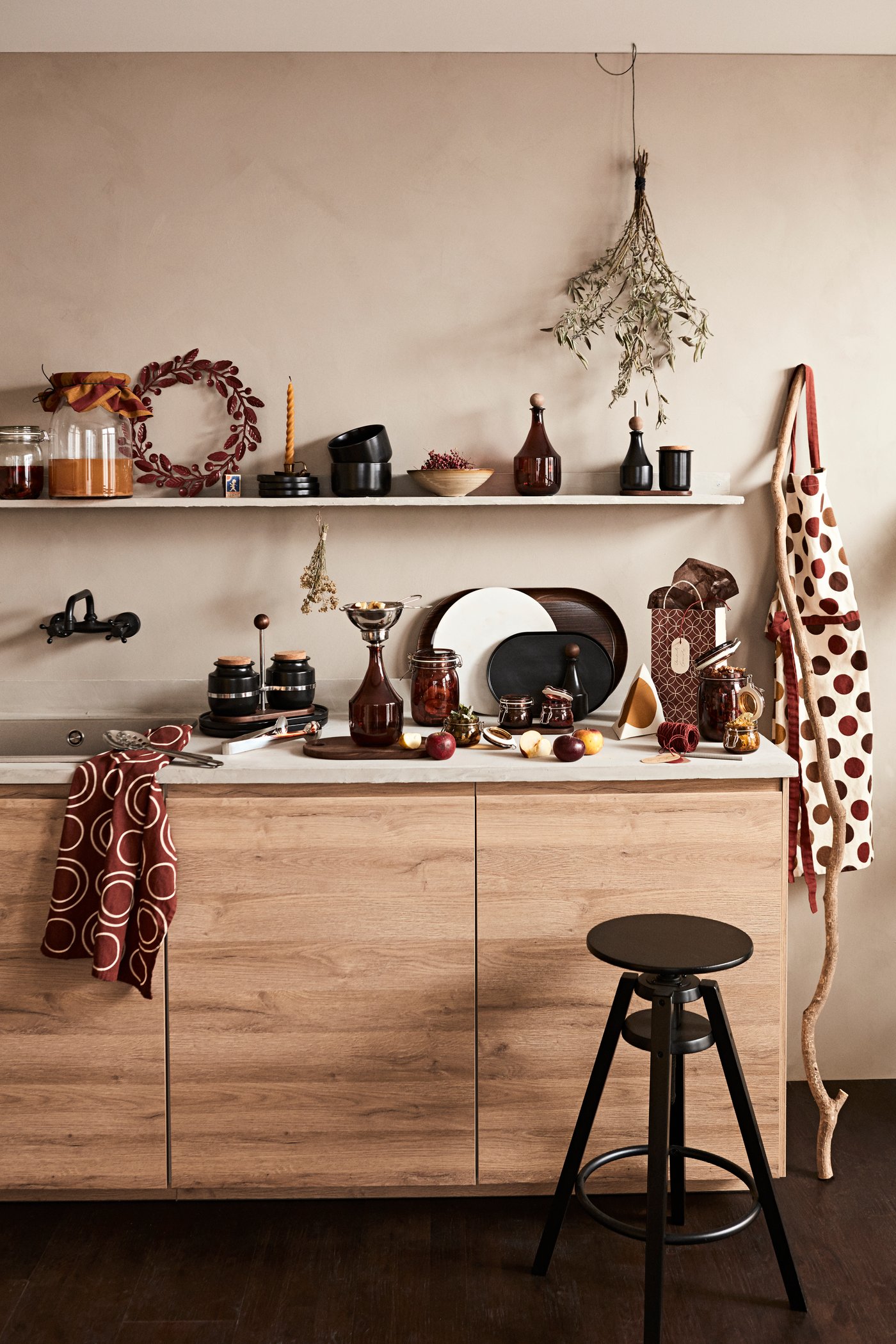 Un taulell de cuina i un prestatge ple de la nova col·lecció KRÖSAMOS de pots de vidre, bosses de regal i safates.