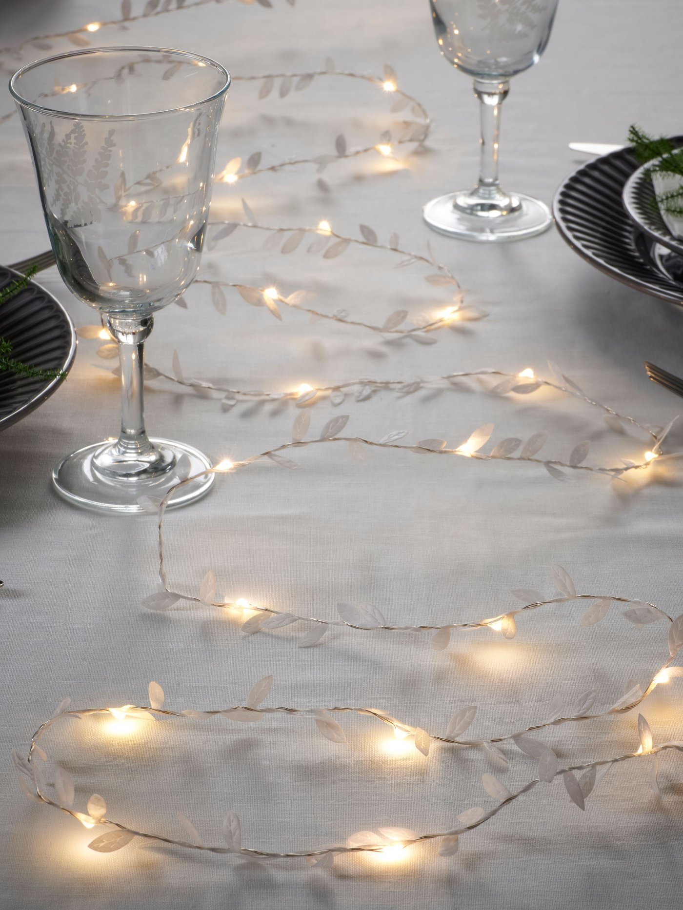 Eine batteriebetriebene FRÖJDA LED-Lichterkette in Blatt- und Weißtönen mit 40 Lichtern.