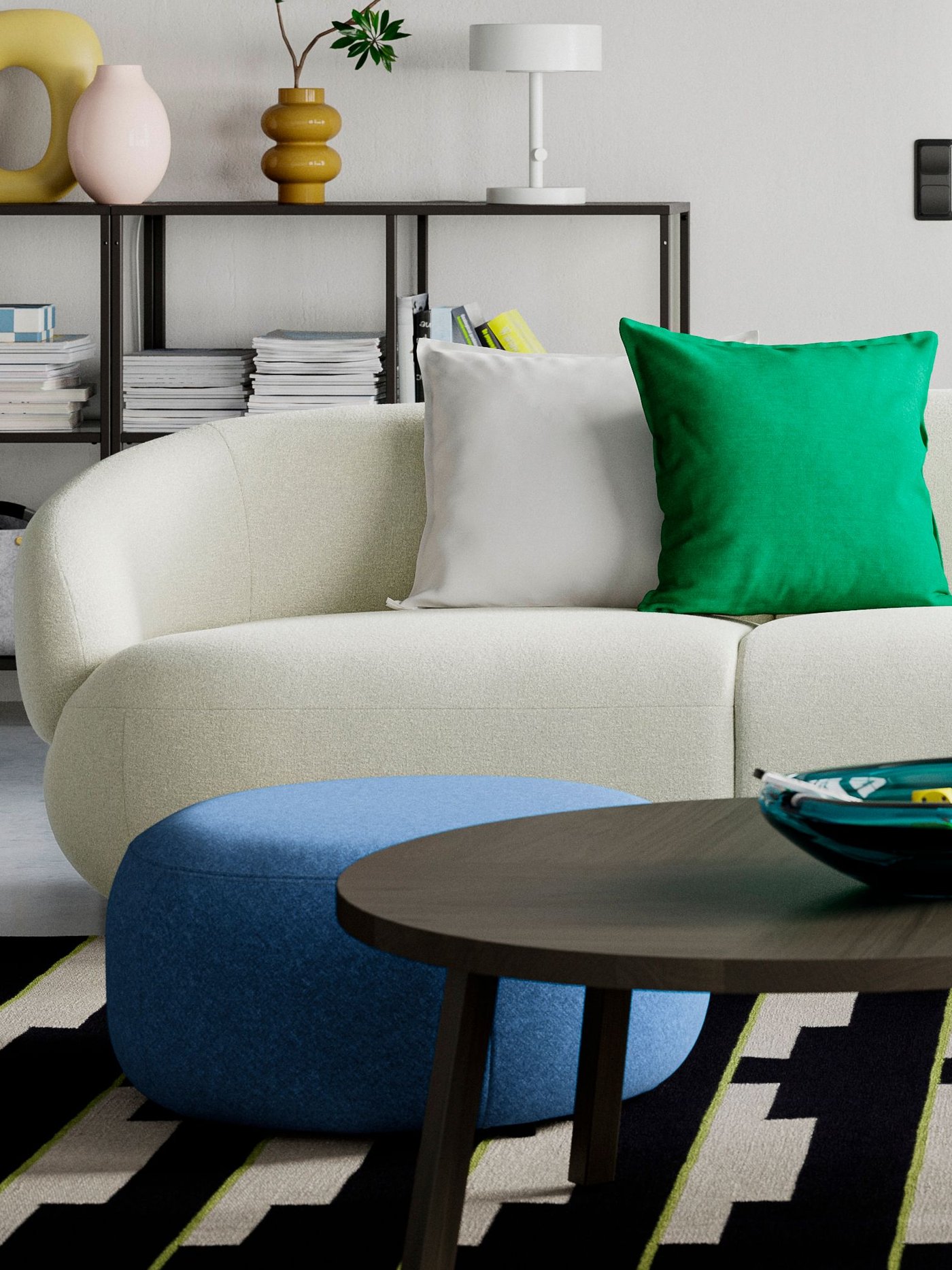 Biała sofa LILLESÄTER i niebieska pufa LILLESÄTER.