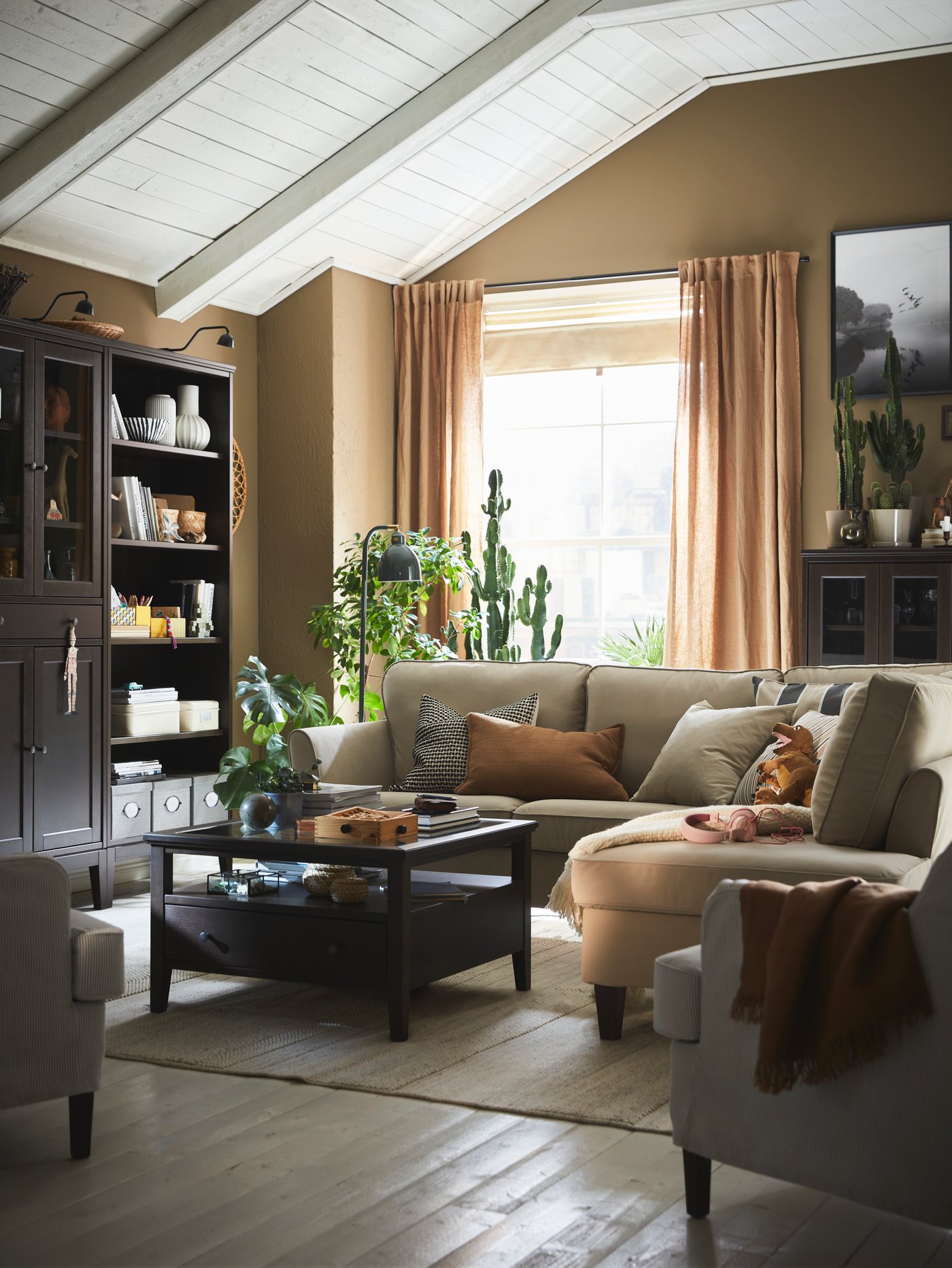 In un tradizionale soggiorno con pavimento in legno, trovi al centro un divano angolare EKHOLMA e un tavolino da caffè IDANÄS, pronti ad accoglierti.