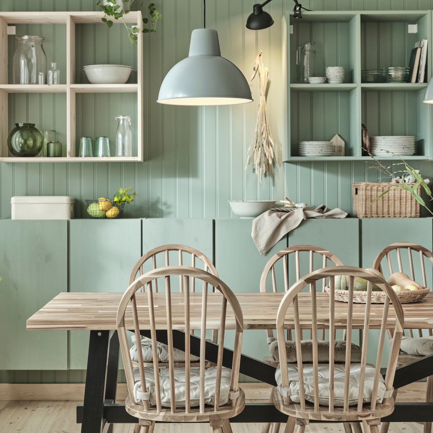 Une table à manger SKOGSTA en acacia/noir