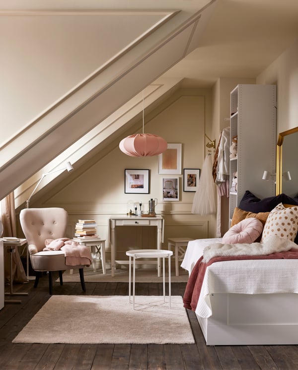 A pink REGNSKUR pendant lamp in the bedroom