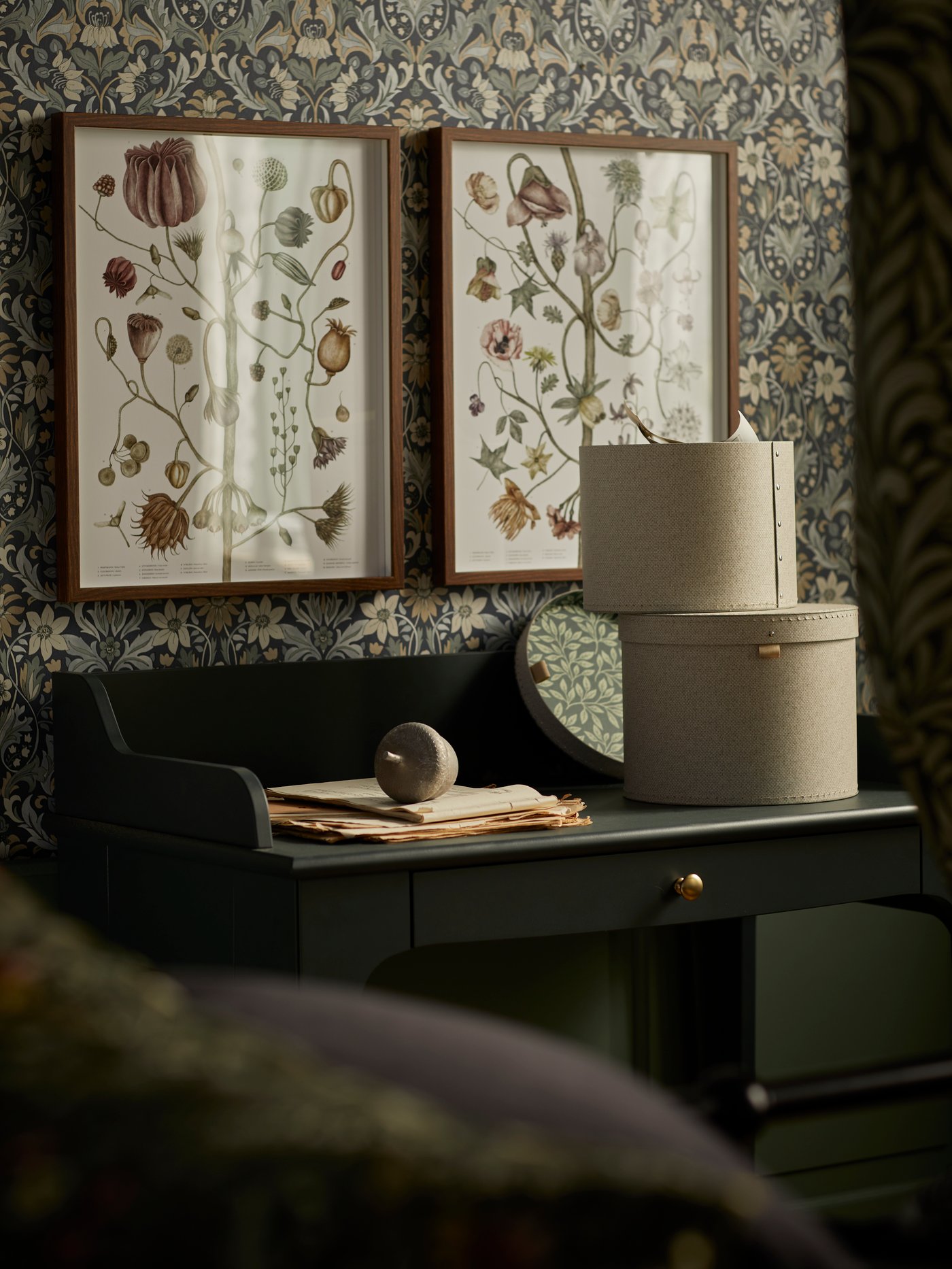 Ett mörkgrönt skrivbord i traditionell stil. 