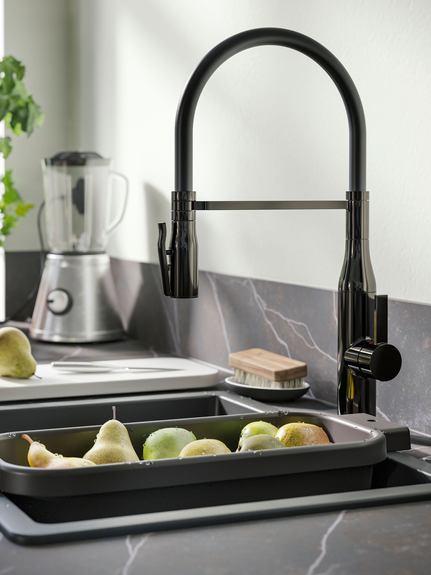 Una encimera de cerámica SKARARP con efecto mármol, negro mate, marrón y hecha a medida