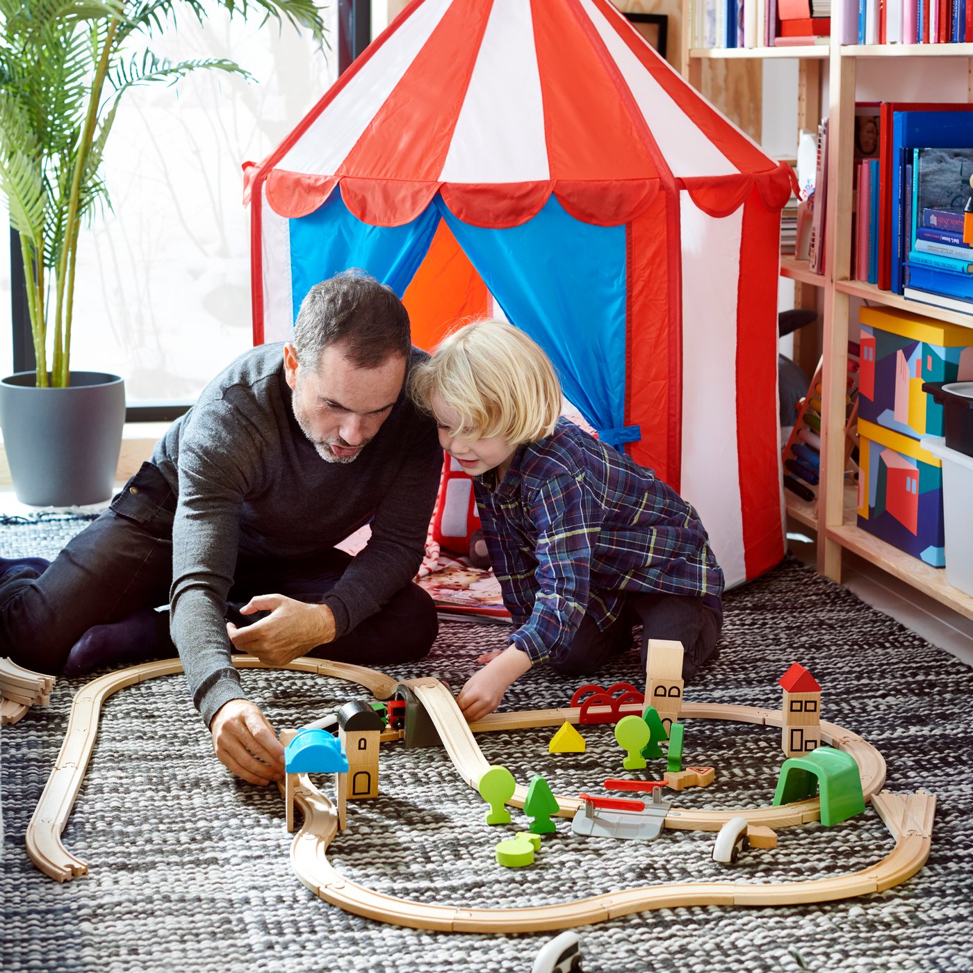 A dark grey PERSILLADE plant pot in the childrens room