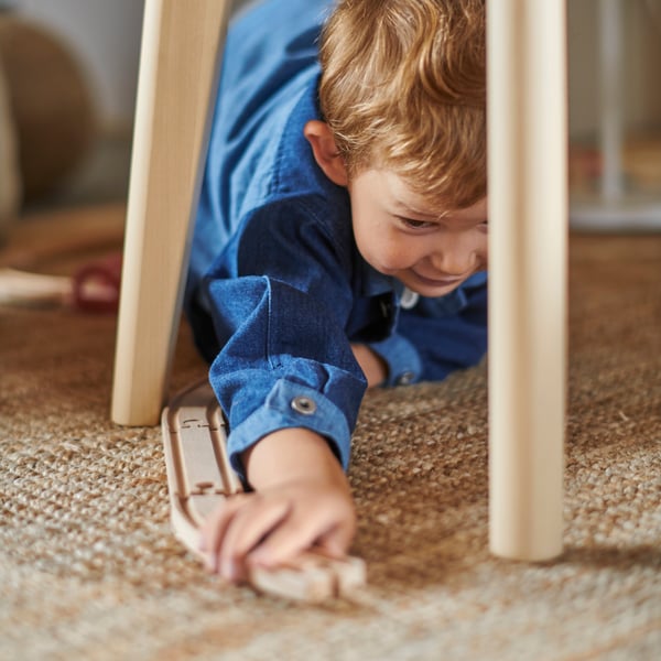 Enfant qui joue sur LOHALS tapis tissé à plat, naturel