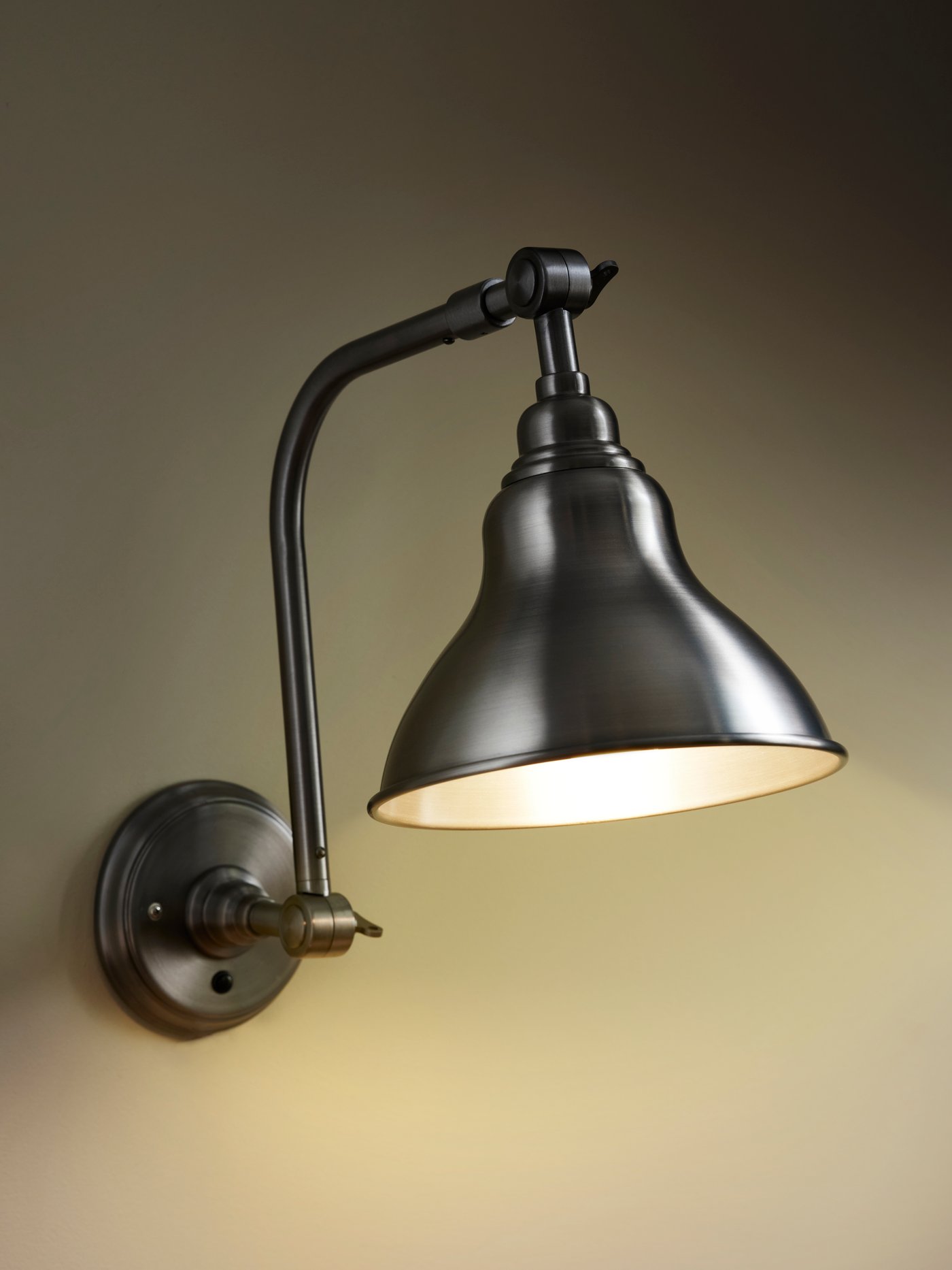 Eine schwarze ANKARSPEL Wandlampe.