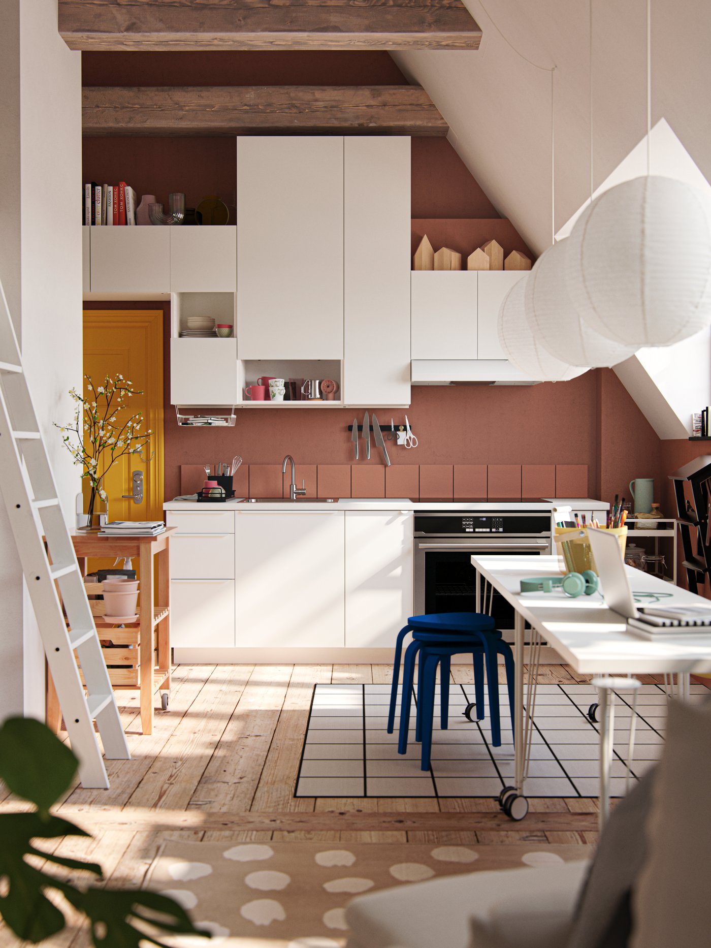 อพาร์ตเมนต์แบบสตูดิโอที่มีผนังลาดเอียง หน้าต่างบานใหญ่ ผนังสีเข้ม ประตูหน้าสีเหลือง และบานตู้ครัว VALLSTENA/วัลล์สเตียนา สีขาว