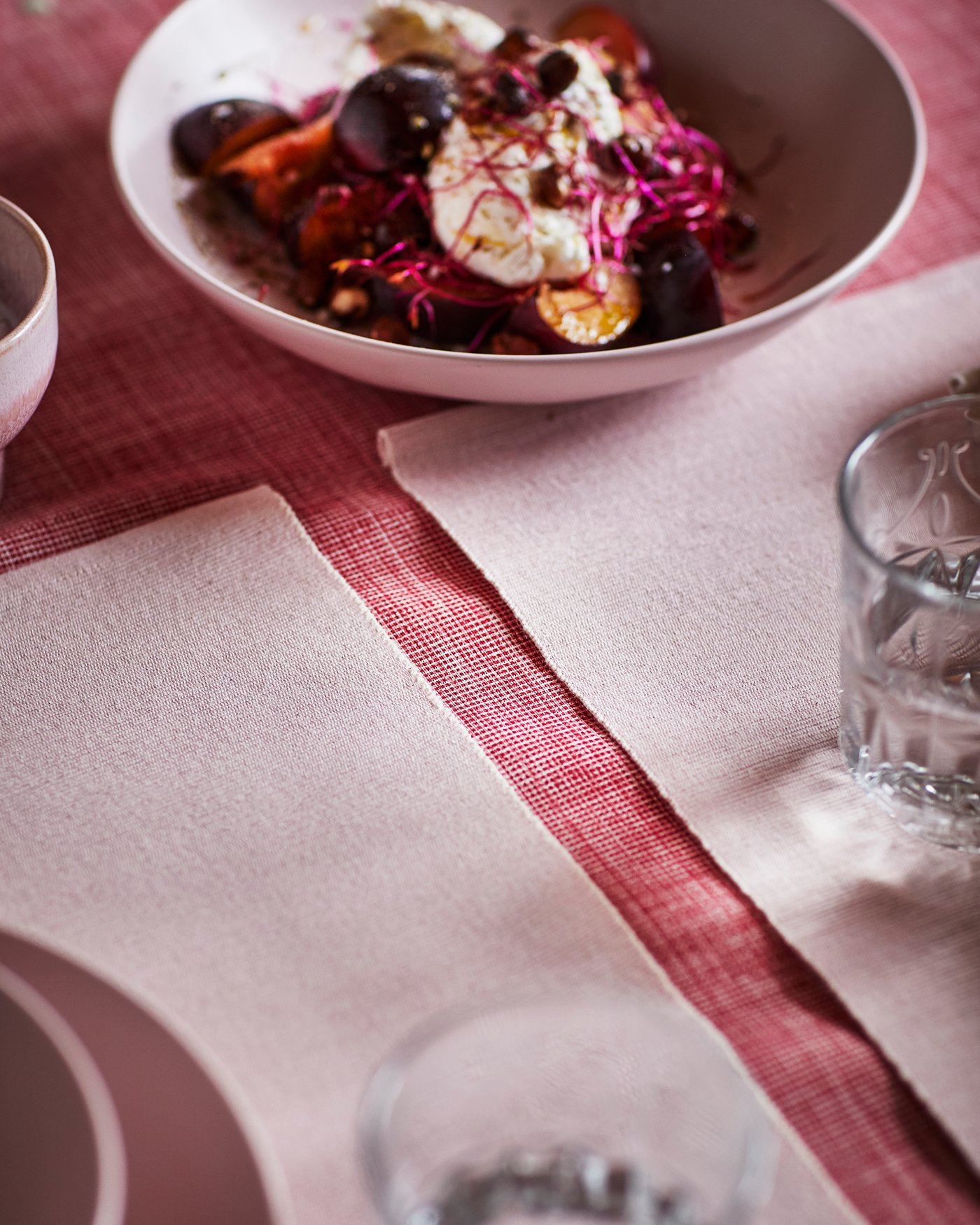 A light pink SVARTSENAP place mat