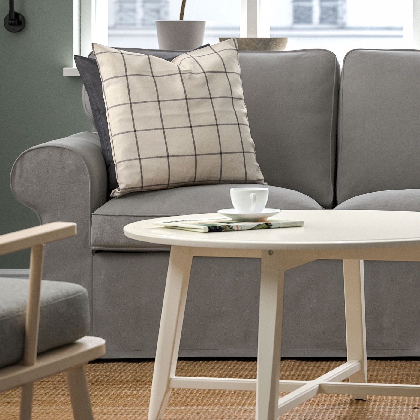 3-osobowa sofa EKTORP w szarym pokryciu.