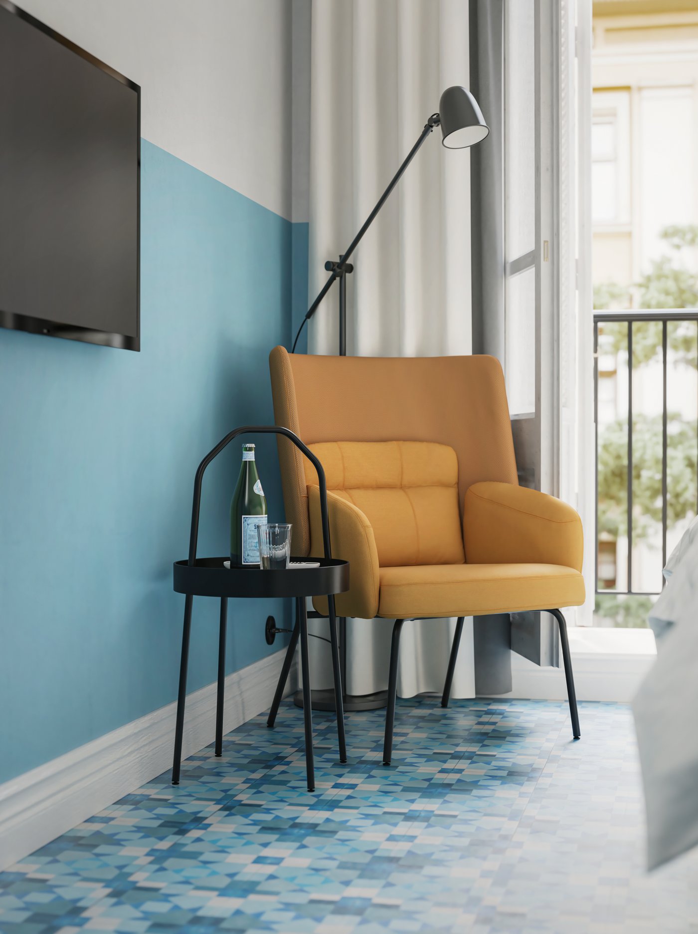 Un sitial amarillo con una mesa lateral al costado que contiene una botella de agua. Detrás está una centana abierta con balcón.