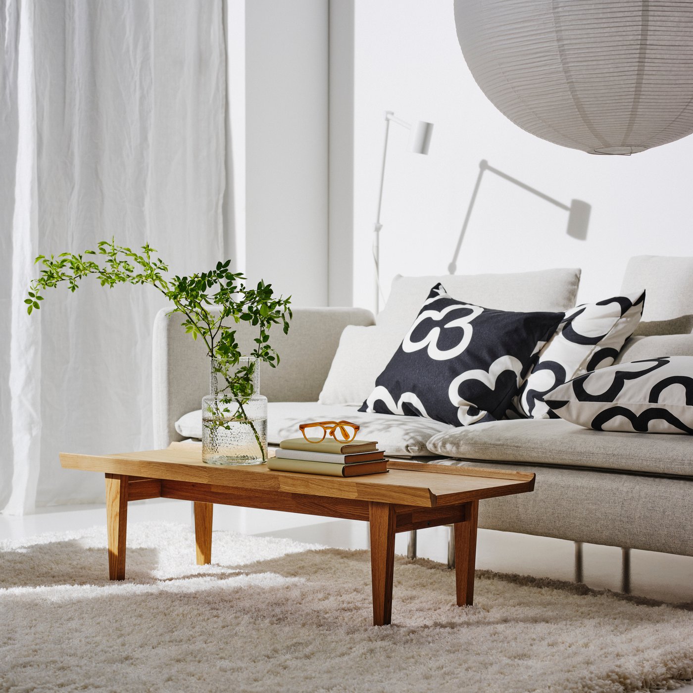 A white/black KLIPPBRÄCKA cushion cover in the living room