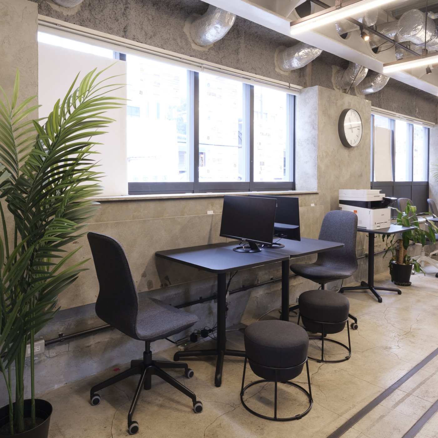 ワークブースもカラーを揃えて落ち着いた雰囲気に。