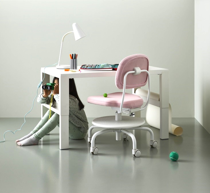Eine rosa VIMUND Schreibtischstuhl mit einem PÅHL Kinderschreibtisch ist in einem Studio zu sehen.