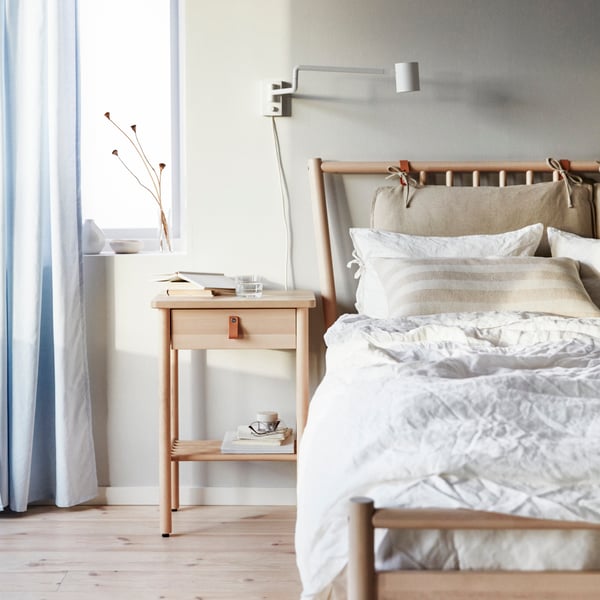 A white PUDERVIVA duvet cover and pillowcase in the bedroom